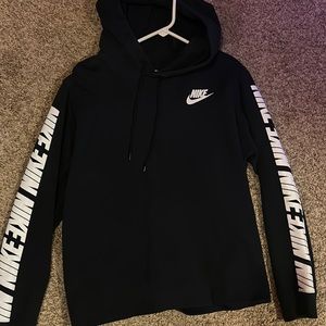 Black Nike hooded sweatshirt w/ pockets
